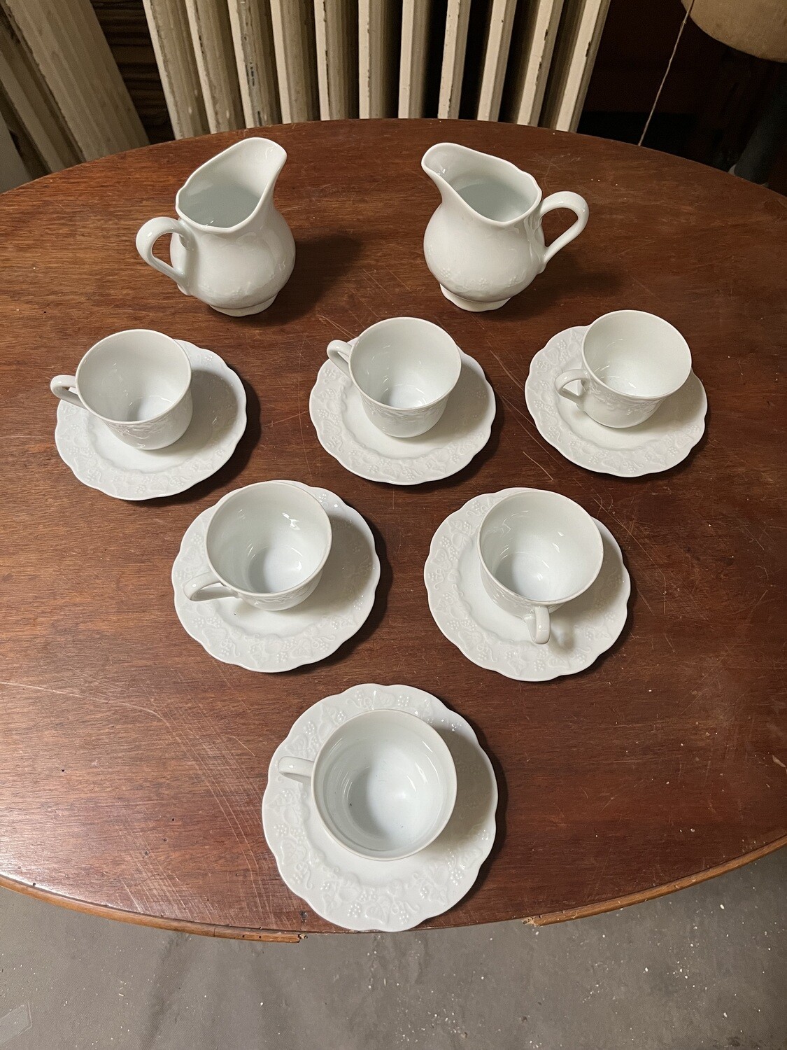 Service à thé composé de deux verseuses et 5 tasses et sous-tasses
