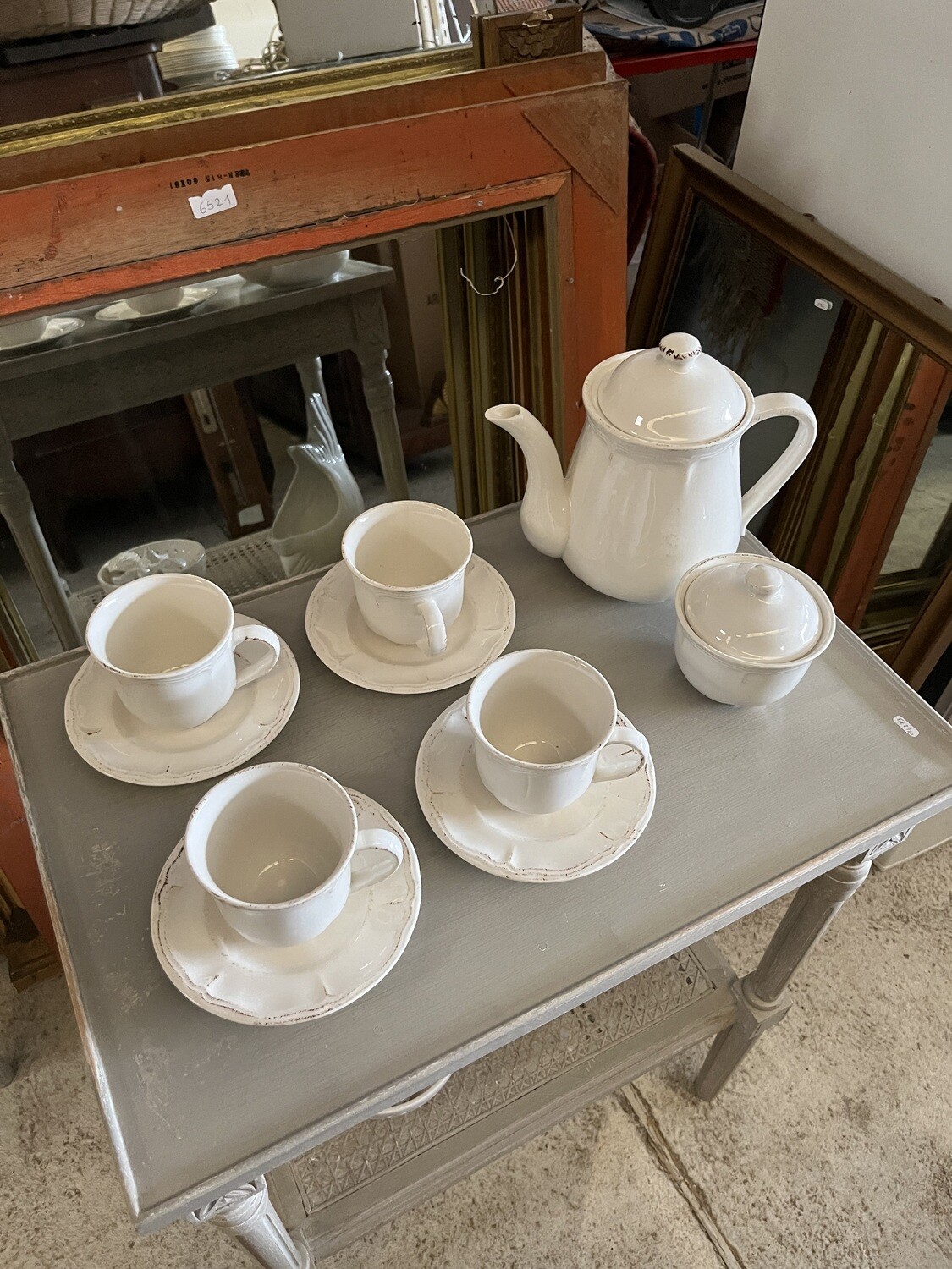 Service à thé composé de 4 tasses, un sucrier et une verseuse