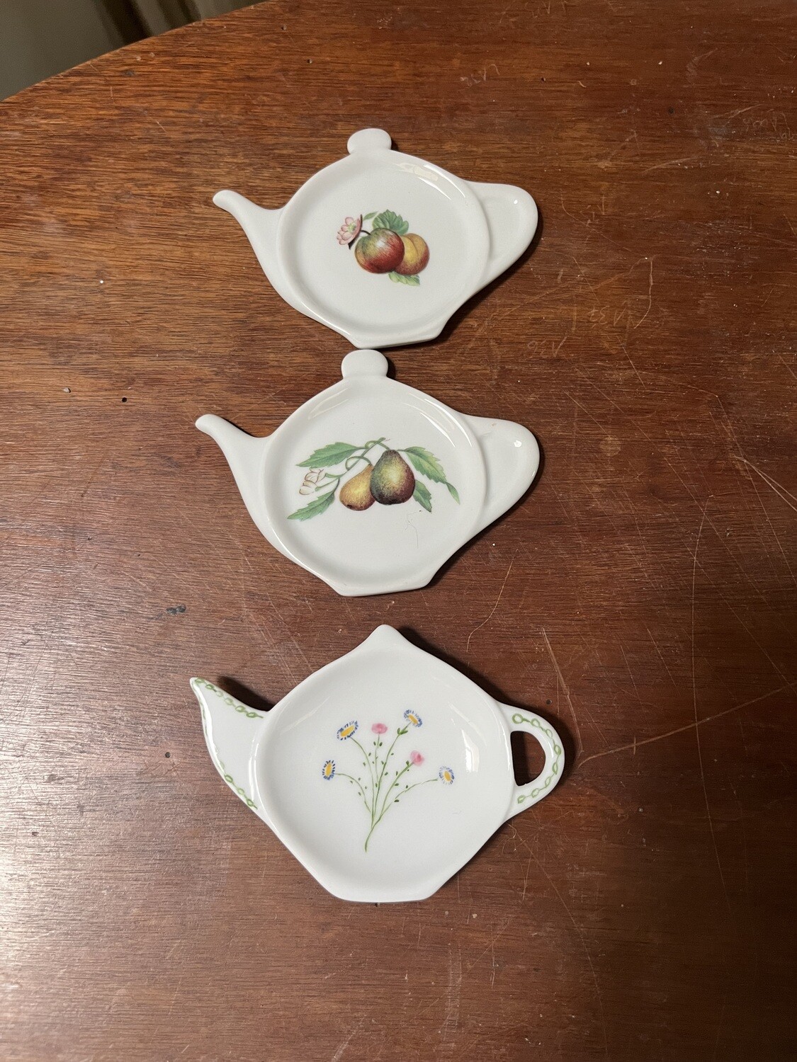 Trois soucoupes repose sachets de thé en porcelaine