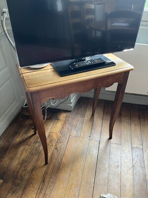Table d'appoint en bois avec les pieds mouvementés - H 69 x L 67 x P 33,5 cm