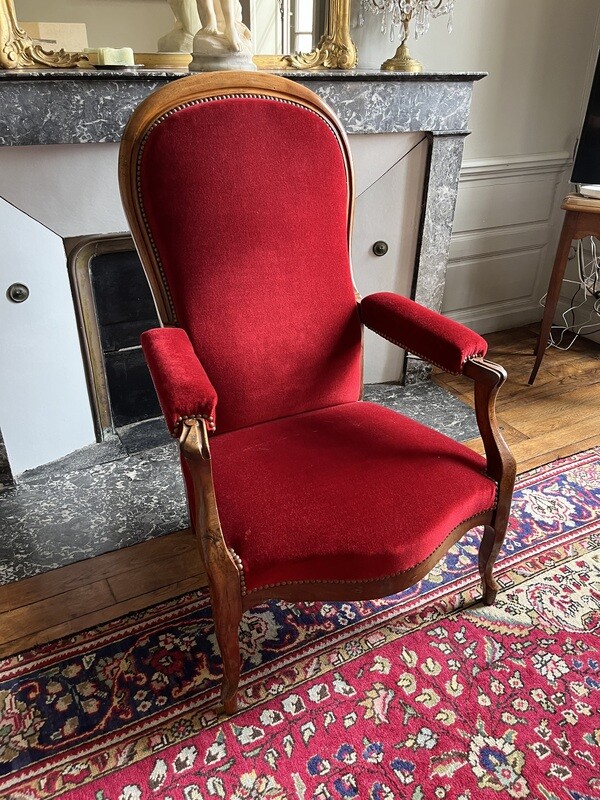 Fauteuil Voltaire en bois avec garniture de velours rouge - H 108 cm