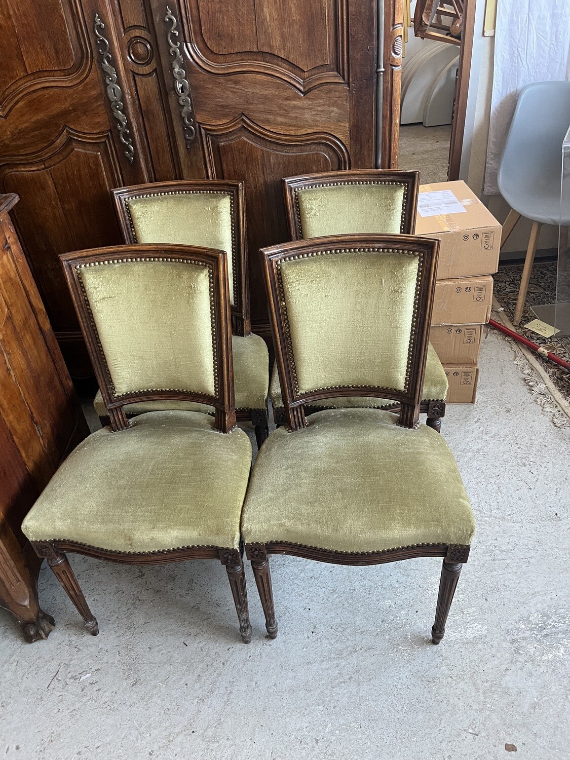 Ensemble de quatre chaises en bois, garniture de velours vert - 89 cm