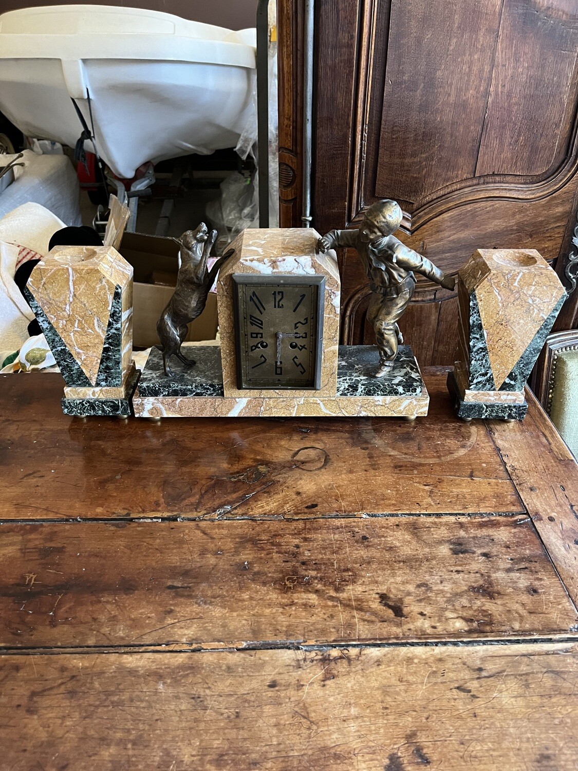 Garniture de cheminnée en marbre à sujets en régule doré représentant un enfant jouant avec un chien - 1930 environs
