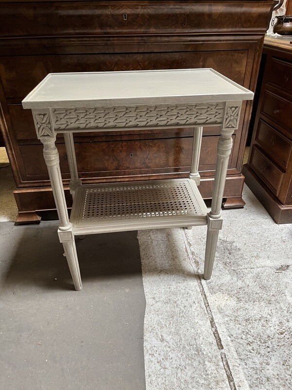Table de style L XVI en bois rechampi grise à tablette d'entrejambe cannée - 73 x 60 x 40 cm