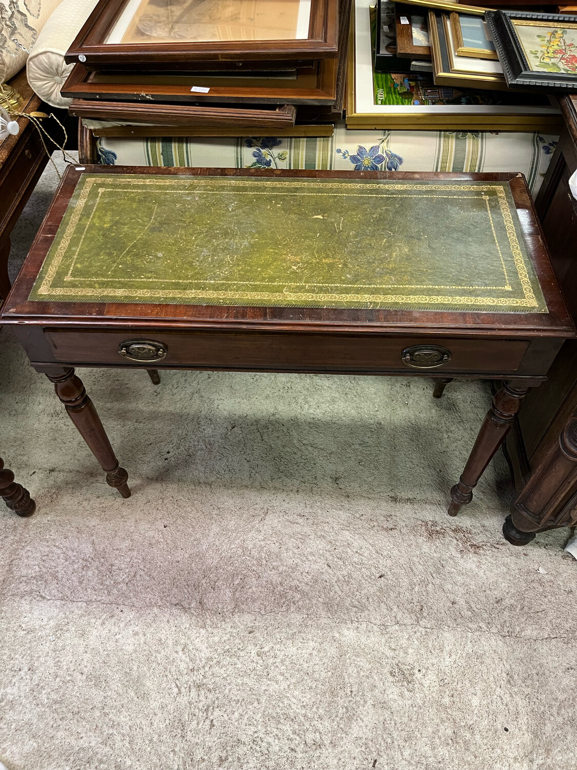Bureau plat en placage d'acajou ouvrant par un tiroir en ceinture et reposant sur des pieds en bois tourné - 77 x 102 x 48 cm