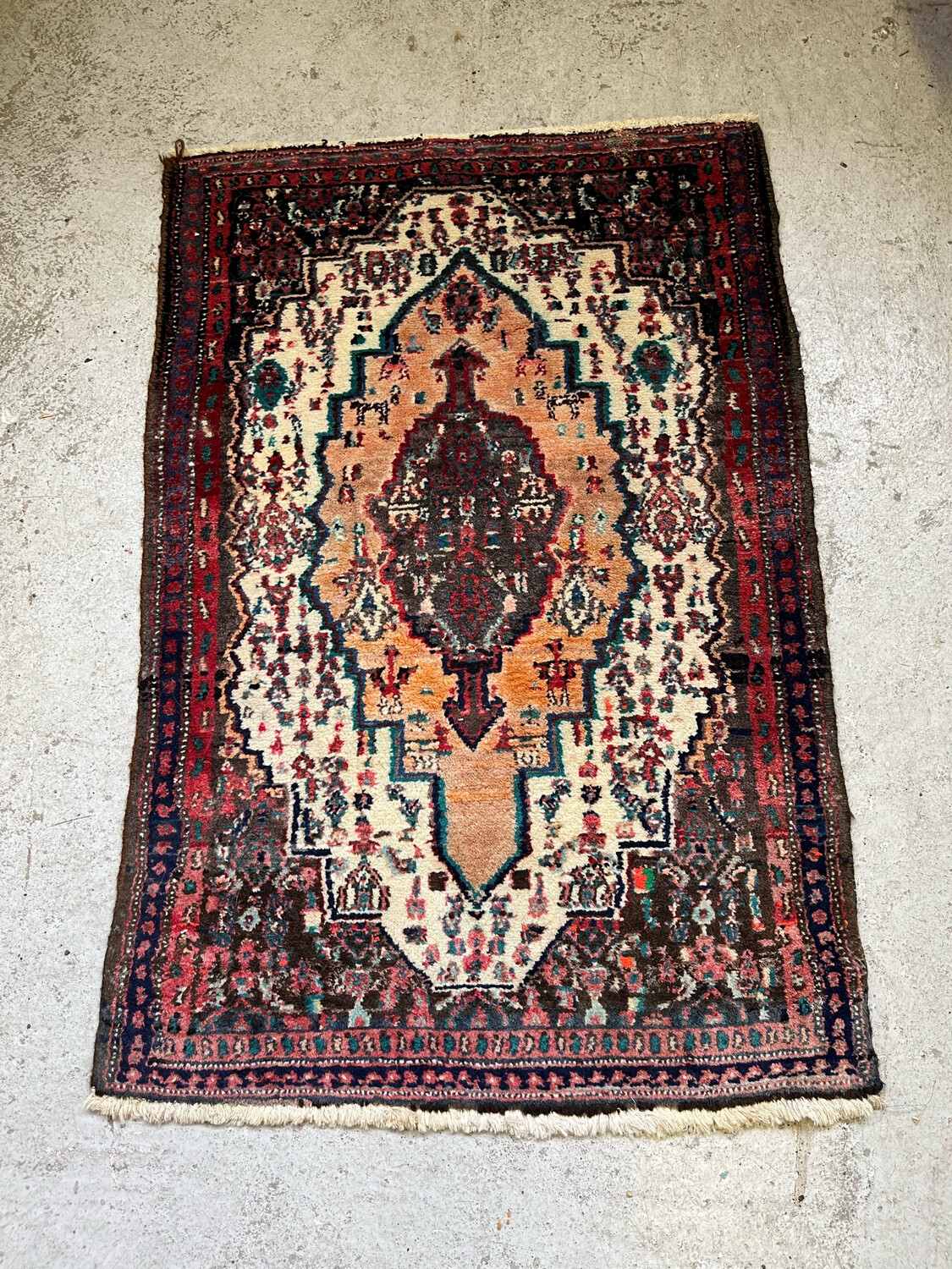 Petit tapis en laine polychrome - 107 x 73 cm