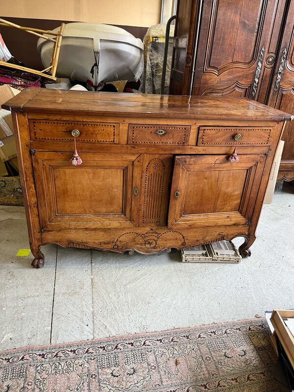 Buffet rustique L XV ouvrant par trois tiroirs en ceinture et deux vantaux, travail de  marqueterie - 93 x 64 x 150 cm