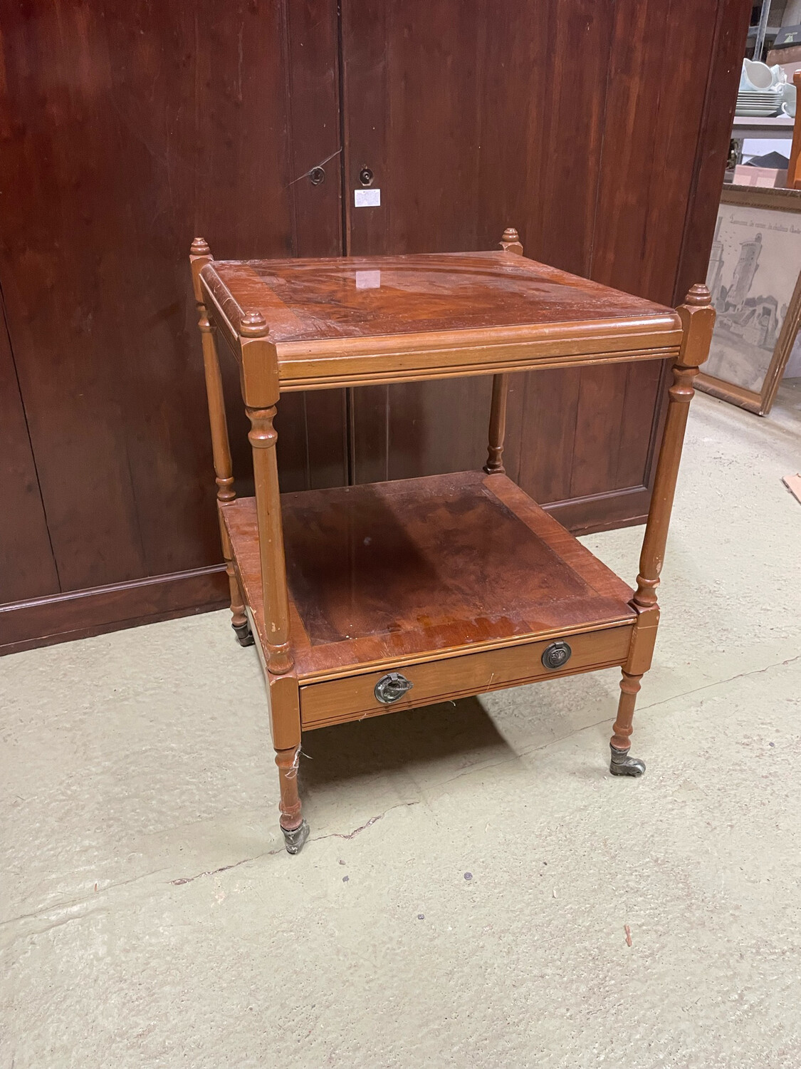 Petite table carré à deux plateaux ouvrant par un tirroir, 61x44,5