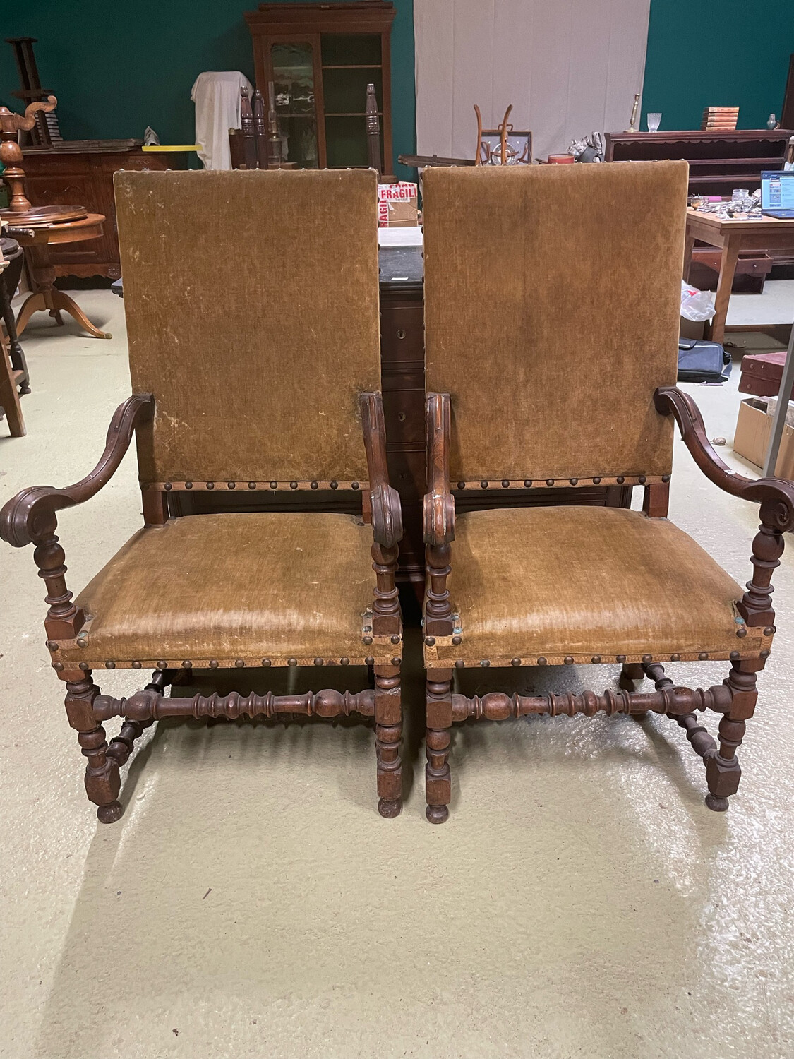 Paire de fauteuils Louis XIII avec dossier plat - H 119 cm