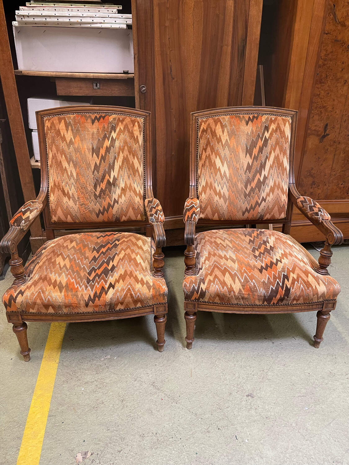 Paire de fauteuils en noyer tourné, garniture de velours à motifs géométrique - Fin XIXe début XXe