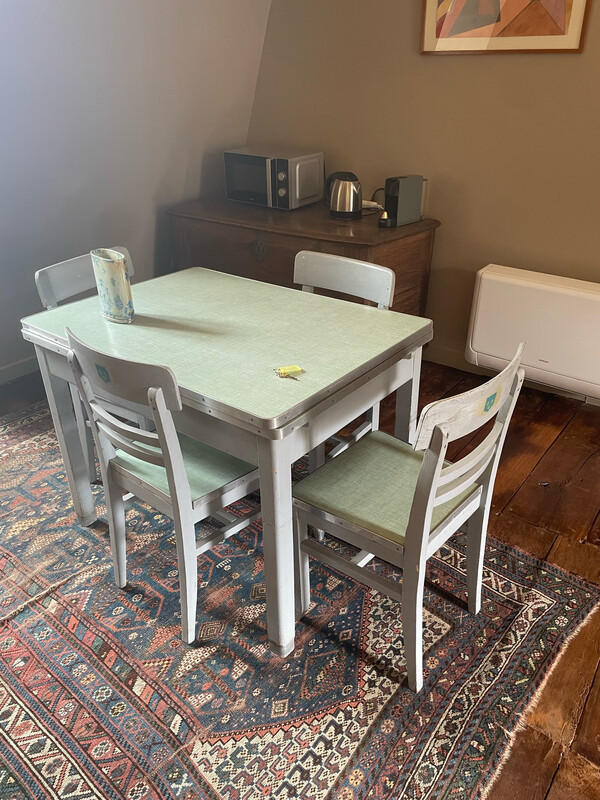 Mobilier en formica en bois comprenant une table et 4 chaises