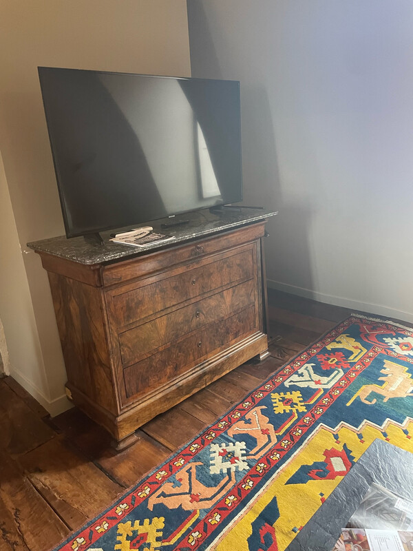 commode a dessus de marbre veiné noir  H 100 x P 61 x L 131 cm