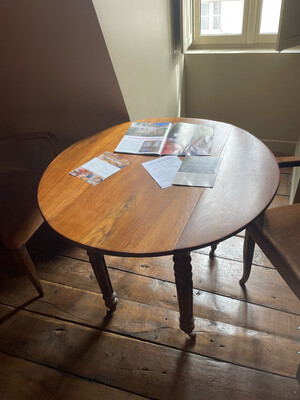 Table ronde en bois - 69 x D 94 cm