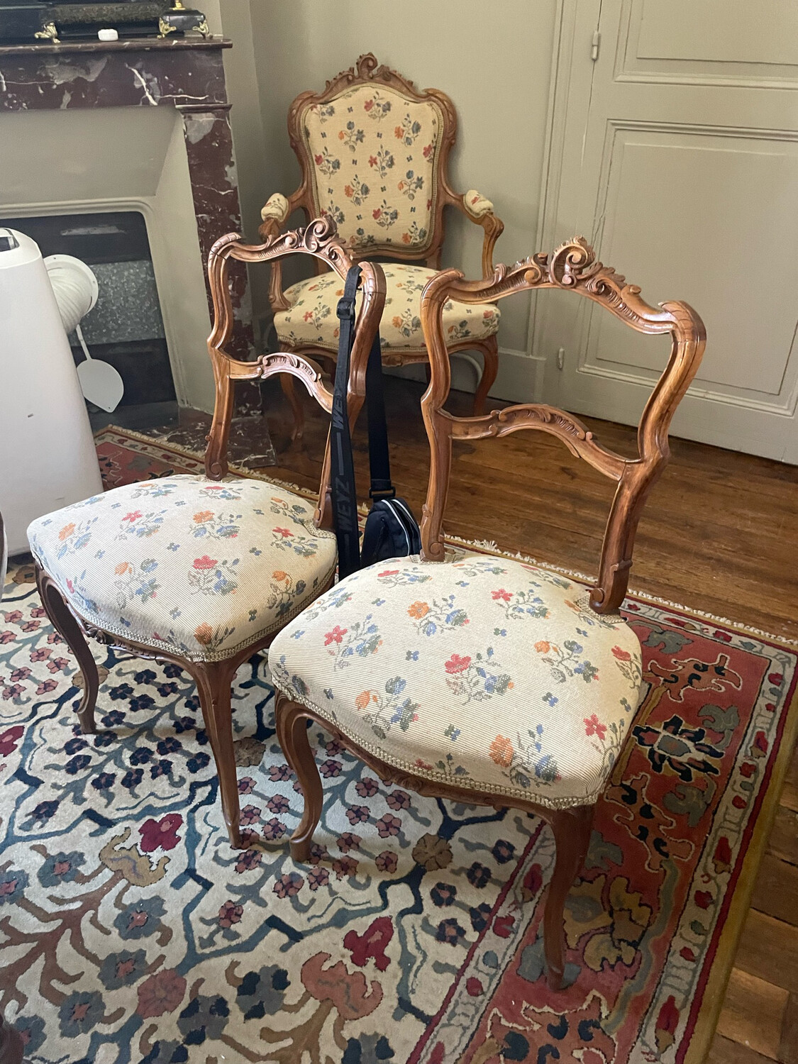 Paire de chaises en bois avec dessus de tissu -
