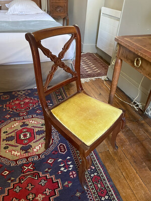 Chaise en acajou avec garniture de tissu jaune - H 84 cm