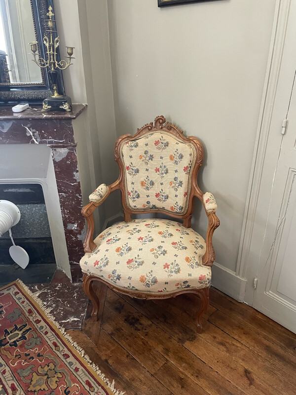 Fauteuil en bois mouluré avec garniture de tissu florale - 93 cm