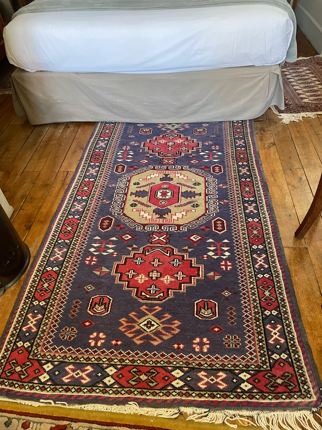 Tapis géométrique rouge et bleu - 104 x 183 cm