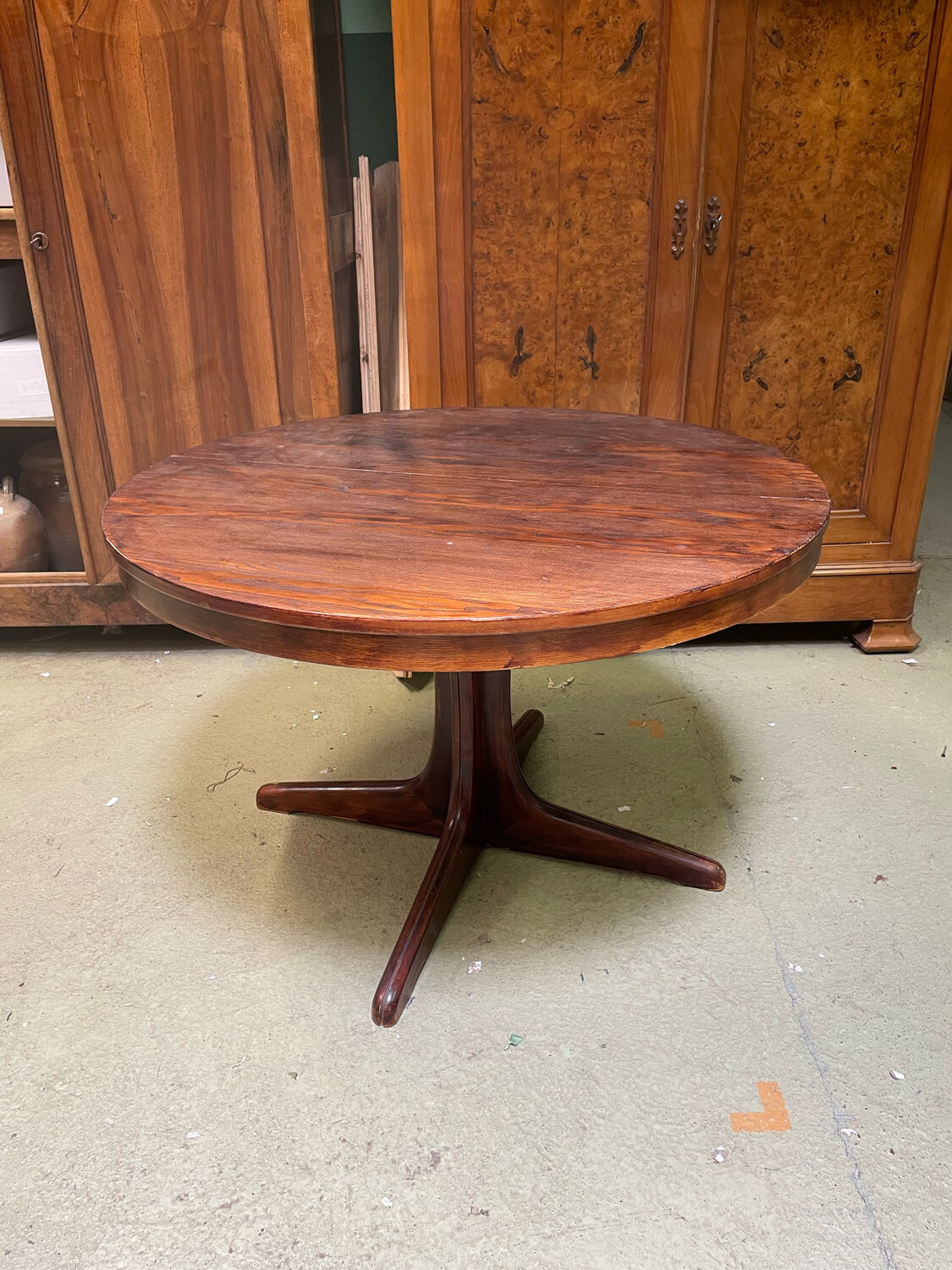 Table en pin teinté - H 74 x D 115 cm