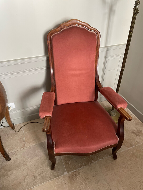 Fauteuil dit voltaire avec garniture de velours rose - H 115 cm