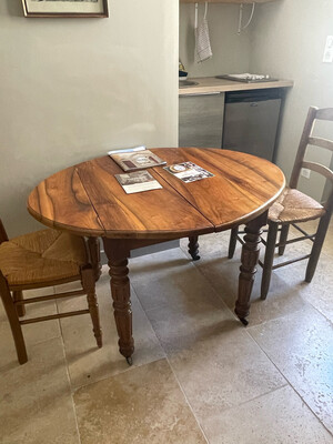 Table ovale en bois avec roulettes - H 70 x P 90 x L 111 cm