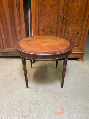 Table ronde de style L XVI à cuir marron marouflé sur plateau - 2 allonges - H 75 x D 100 cm