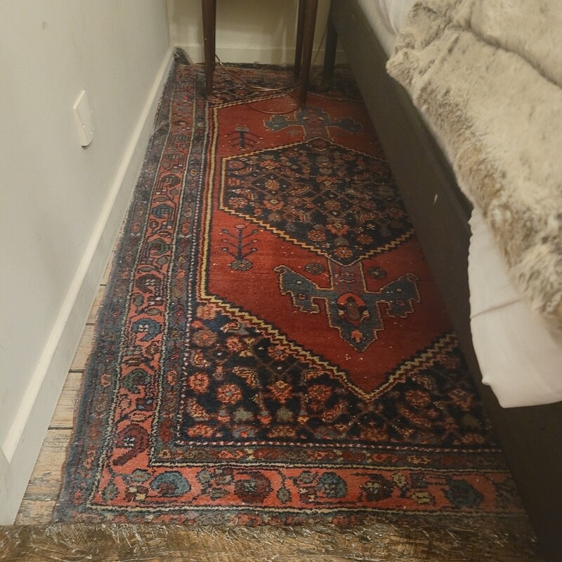 Tapis rouge et bleu marine