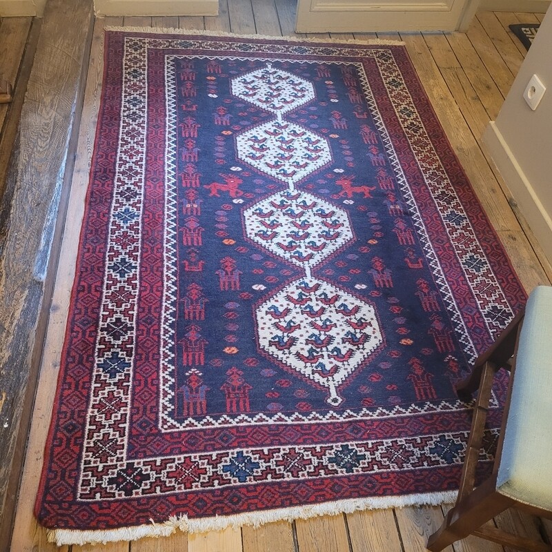 Tapis rouge et bleu marine