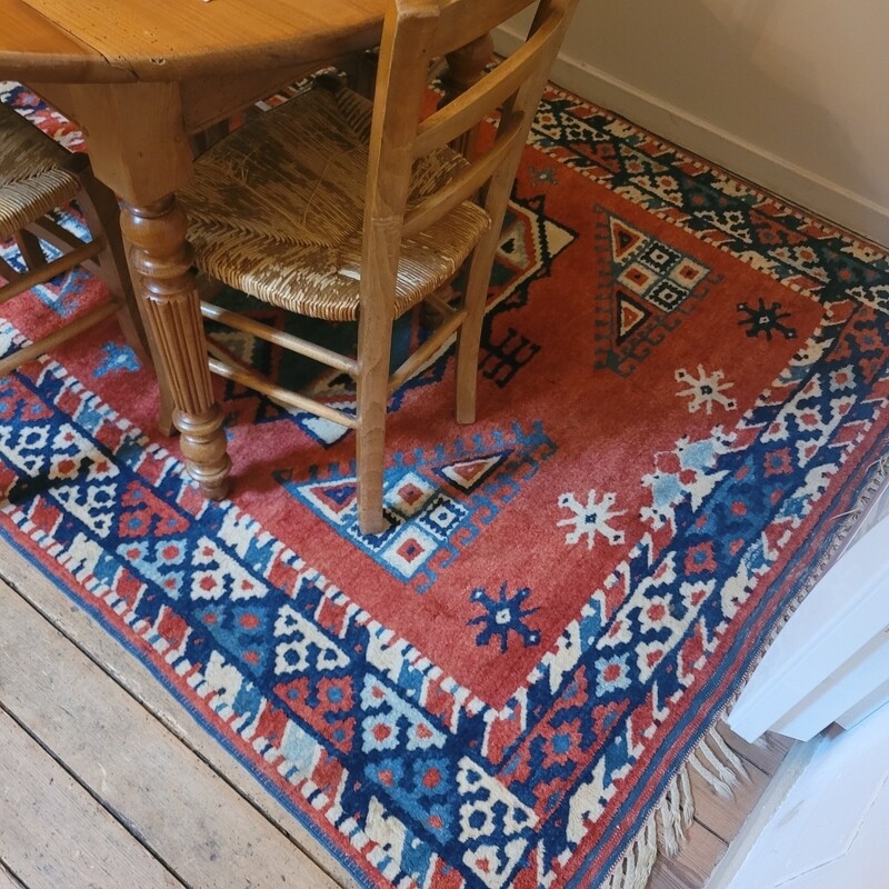 Joli tapis sur fond rouge 197 x 154