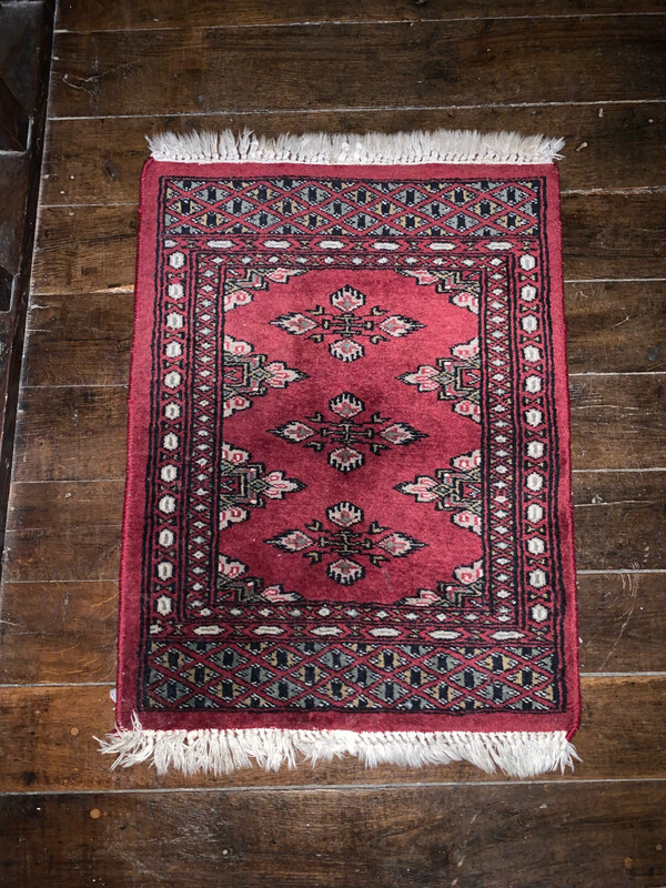 Joli tapis rouge à frange 46 X 66