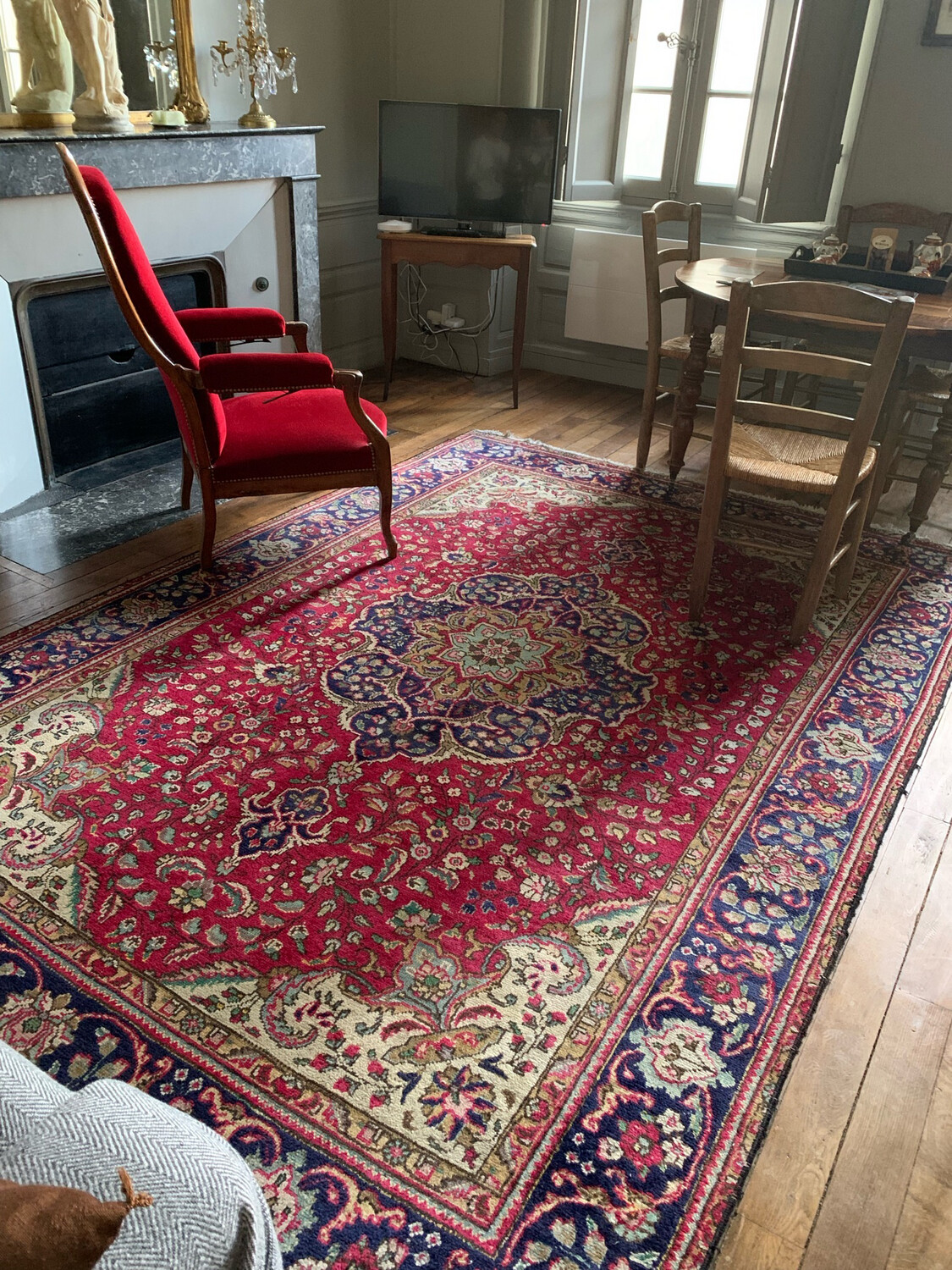 Magnifique tapis sur fond rouge 305 x 202