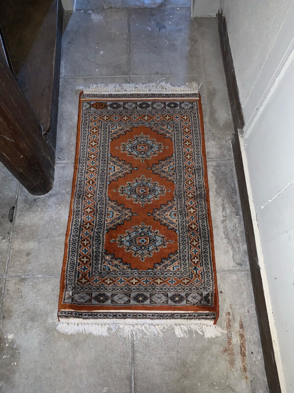 Joli tapis fond rouge 118 x 61