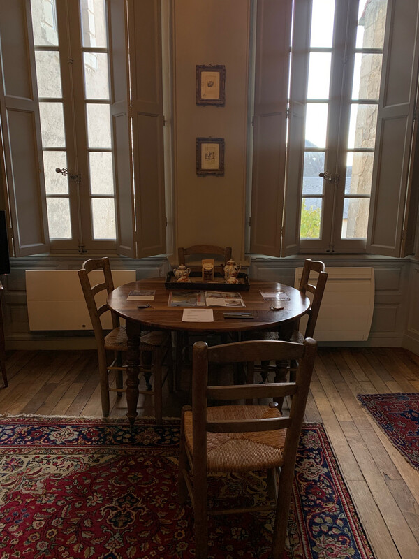 Jolie table ronde 72 X 117