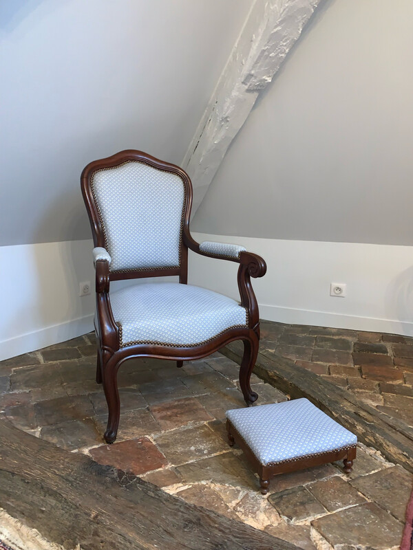 Fauteuil et repose pied bleu
 Repose pied : 30 x 28
Fauteuil : 60 x 52, 1m de haut