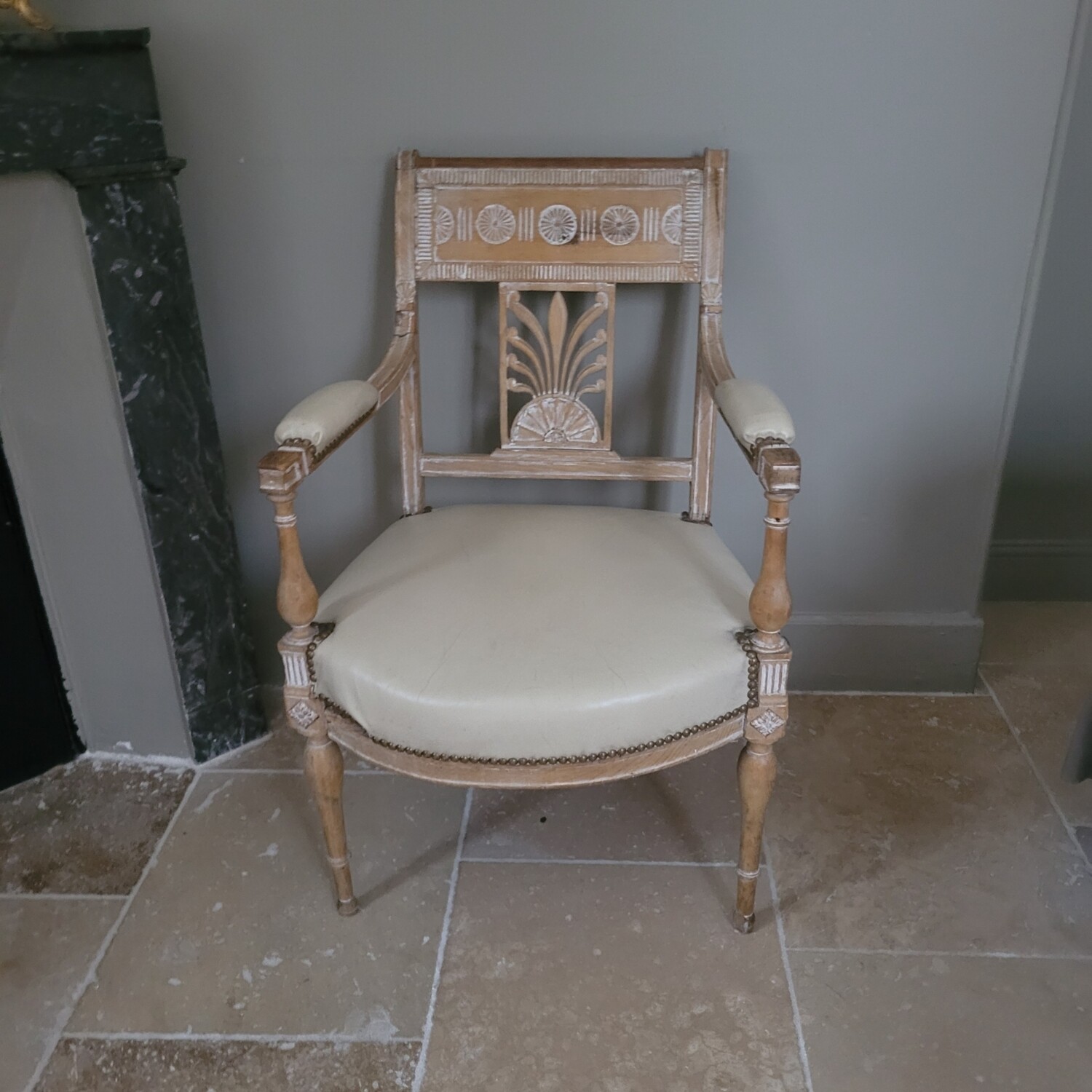 Magnifique fauteuil d'époque Directoire recouvert de cuir 84 x 55cm