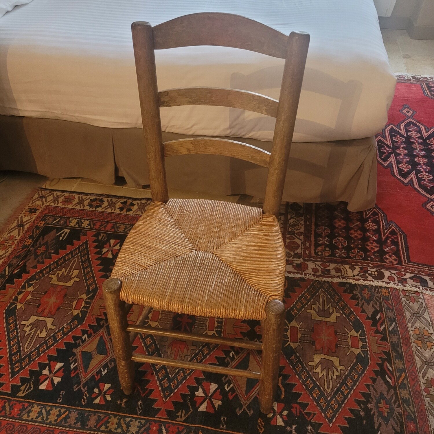 Jolie chaise paillée 90.5 x 38cm