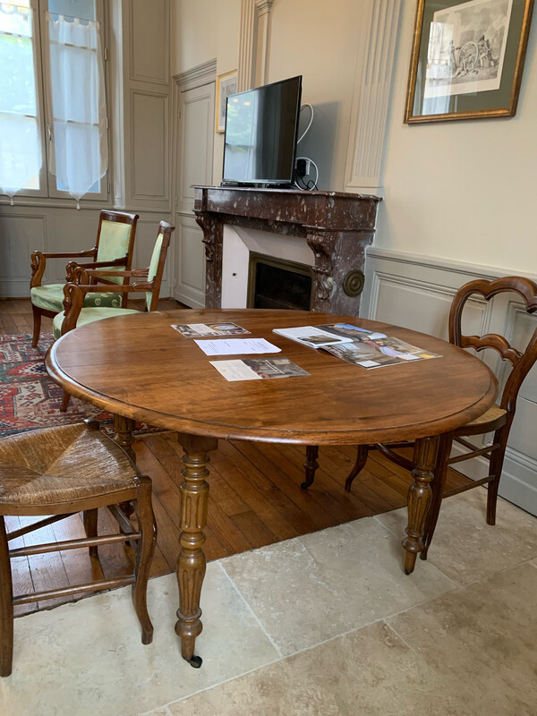 Magnifique table sur roulettes 69 x 117cm
