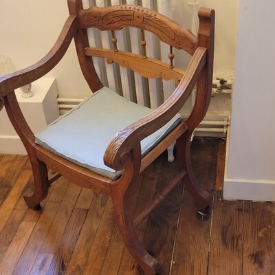Gracieux fauteuil Dagobert en bois 46 x 54 x70cm