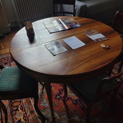 Magnifique table ronde sur roulettes 72 x 117cm