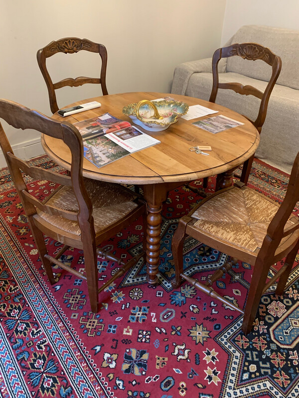 Jolie table ronde en bois 84x73cm