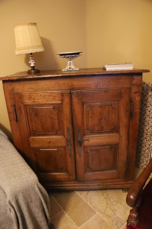 Buffet rustique Louis XIV ouvrant par deux portes - 110 x 110 x 58 cm