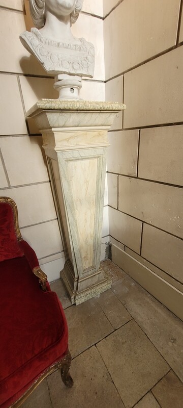 PAIRE DE GAINES en bois peint façon faux marbre. Travail de décorateur de la deuxième moitié du XXe siècle. 137 x 45 x 35 cm
