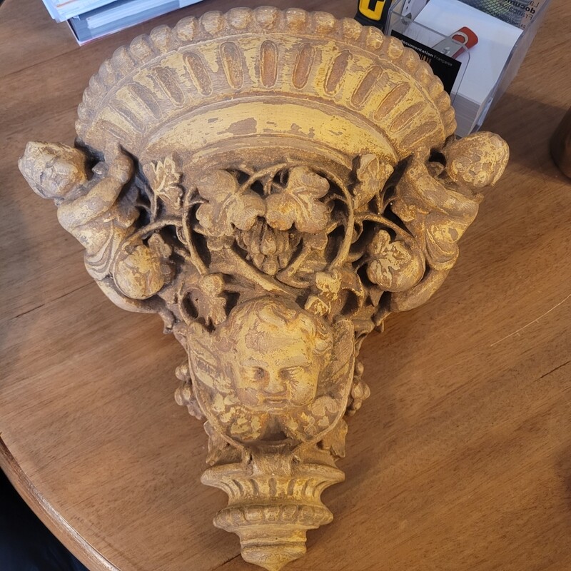 Console d'applique en plâtre patiné à motif d'angelots. XIXème. 27 x 31 x 21 cm