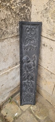 plaque en fonte à décor Renaissance figurant un putto tenant une corne et une lance. 88 x 17 cm