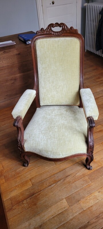FAUTEUIL dit Voltaire en acajou mouluré et sculpté. XIXème siècle. 106 x 60 x 60 cm