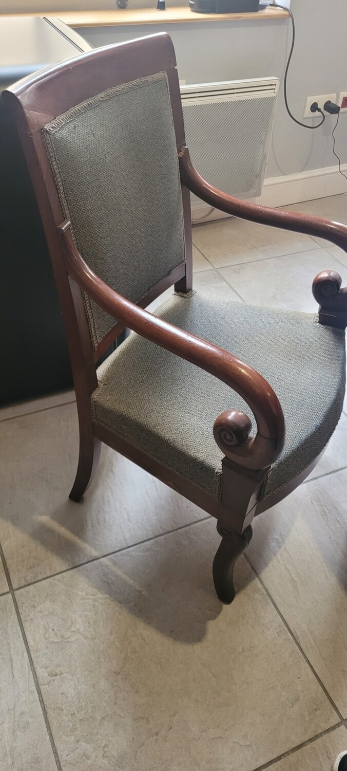 FAUTEUIL en acajou et placage d'acajou à support d'accotoir à crosse, pieds jarret à l'avant et sabre à l'arrière. Epoque restauration. 92 x 56 x 41 cm.