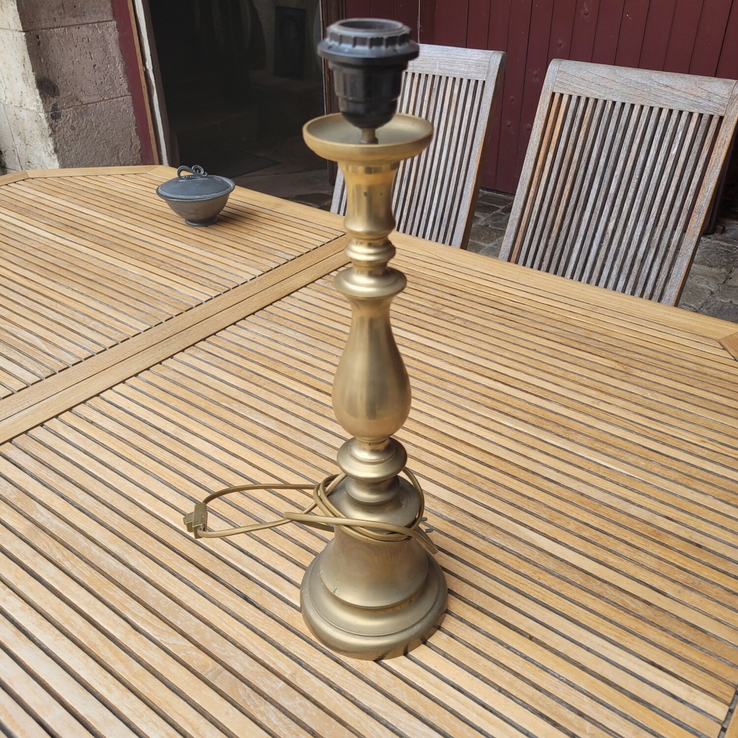 Lampe en laiton de forme balustre. H: 47.5cm