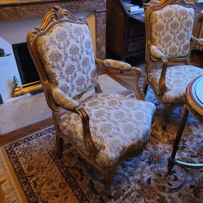 Paire de fauteuils à dos plat en bois doré mouluré et sculpté traverse mouvementée de style Louis XV
H. 110 cm - L.70 cm - P. 60 cm