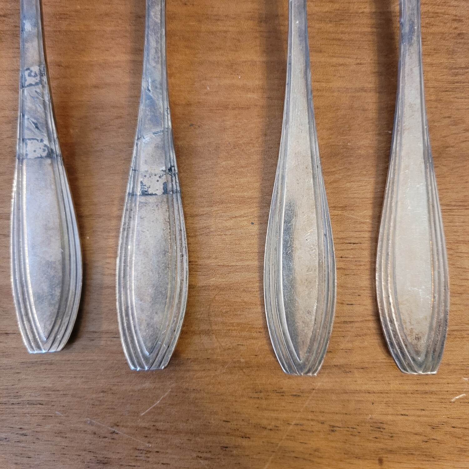 Lot 2 grandes cuillères et 2 fourchettes en métal argenté