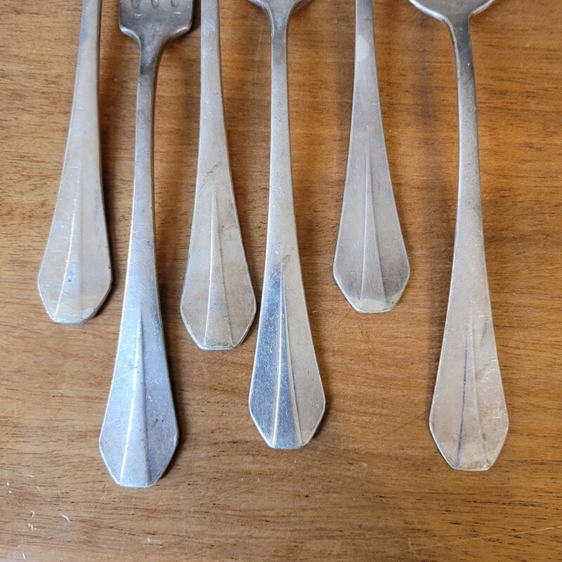 Lot 4 fourchettes et 2 grandes cuillères en métal argenté