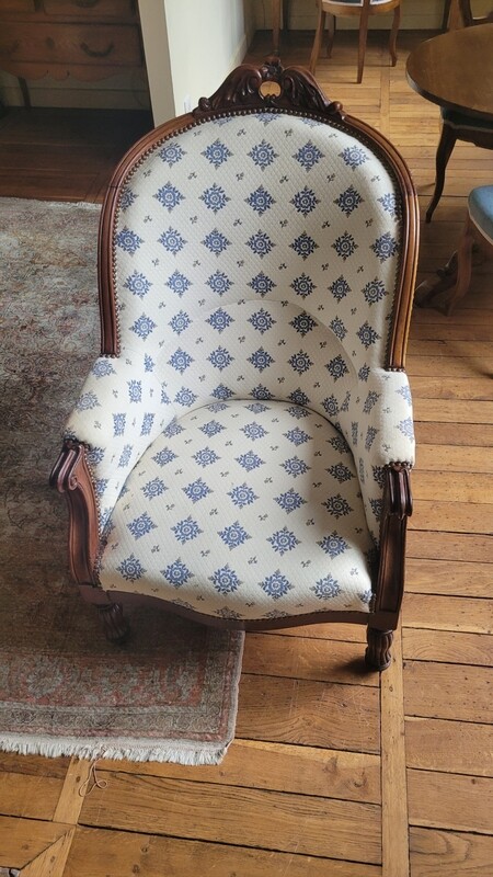 Fauteuil en bois garnie de tissu floral bleu - H 95 x 56 x L 62 cm